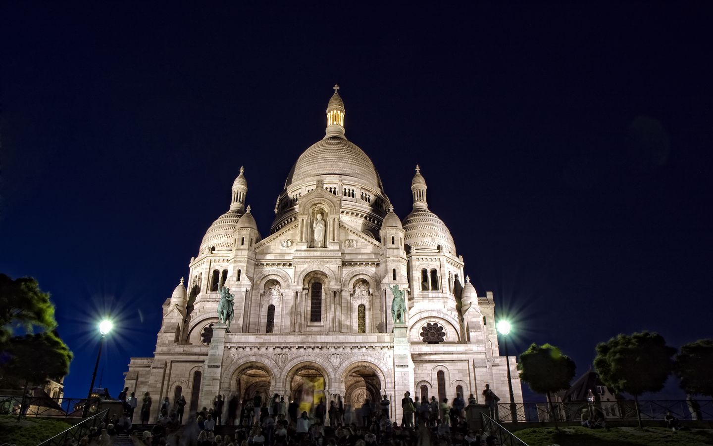 Christmas in Paris: Food, lights and festive activities Sacre Coeur in Paris on a clear night