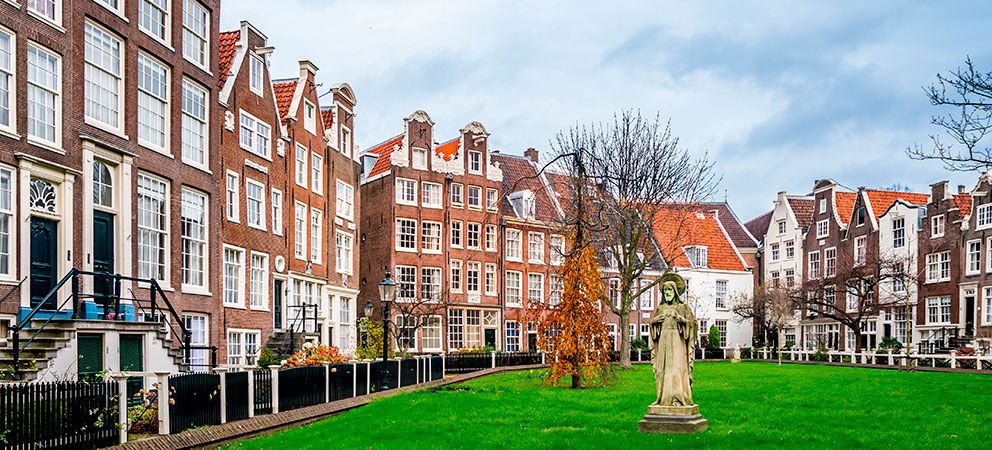 Begijnhof, the oasis of Amsterdam. Visits in Amsterdam