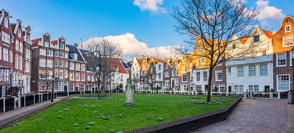 Begijnhof, the oasis of Amsterdam. Get to know Begijnhof
